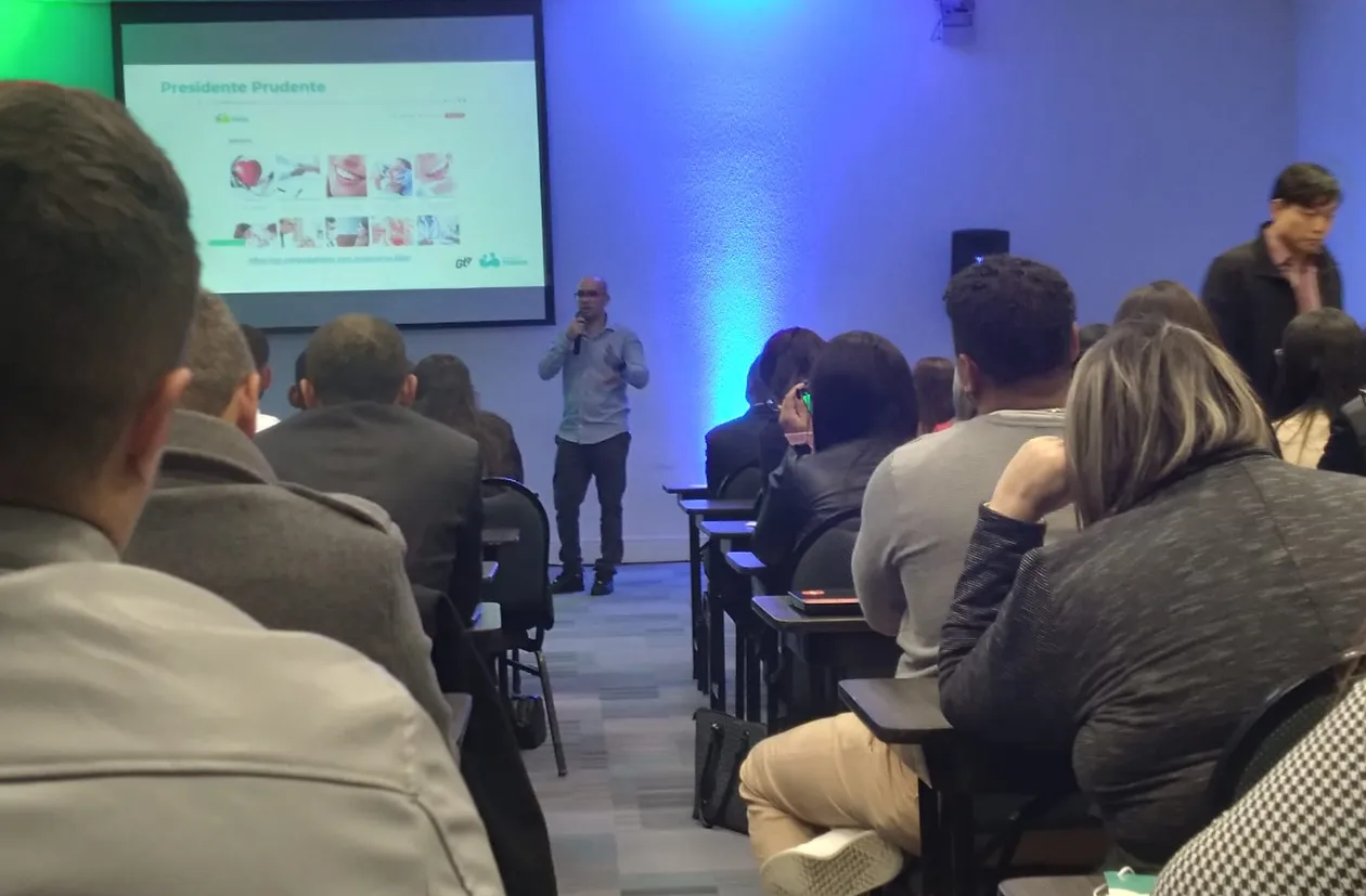 Vinicius Lima en una charla de marketing digital para empresarios